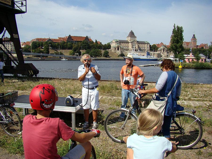 Na Łasztowni , szykujemy sie do koncertu na dzwonki rowerowe.4