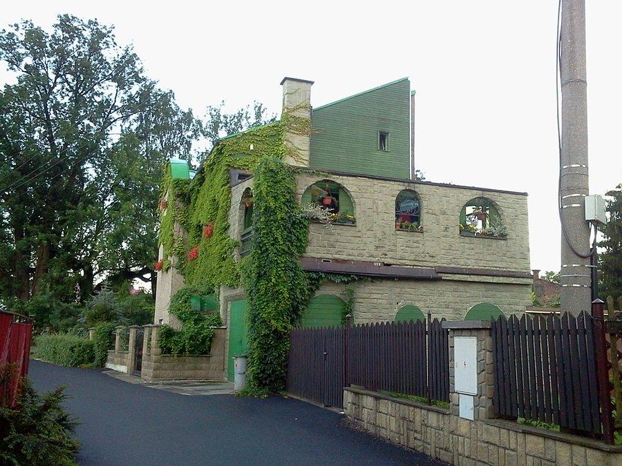 Jabłonków, dom w zieleni