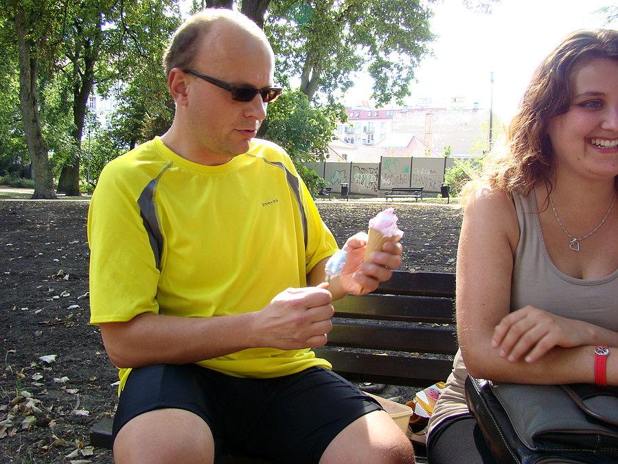 Paweł robi loda w parku. 2