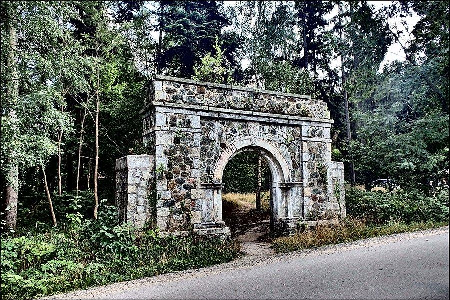 Zabytkowa brama do starego parku w Sulistrowiczkach