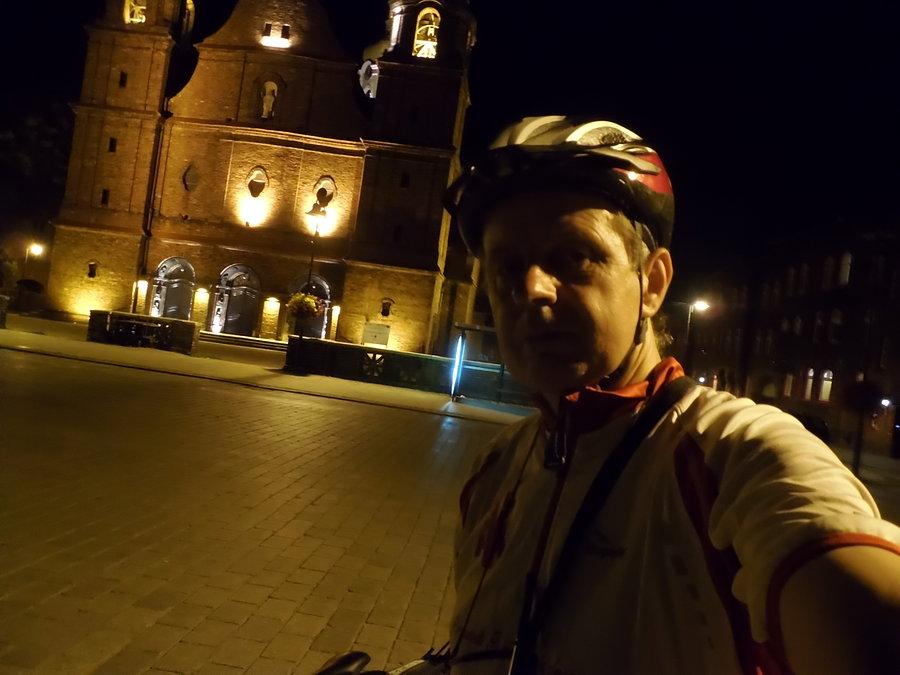 Na Nikiszowcu przed kościołem pod wezwaniem świętej Anny
