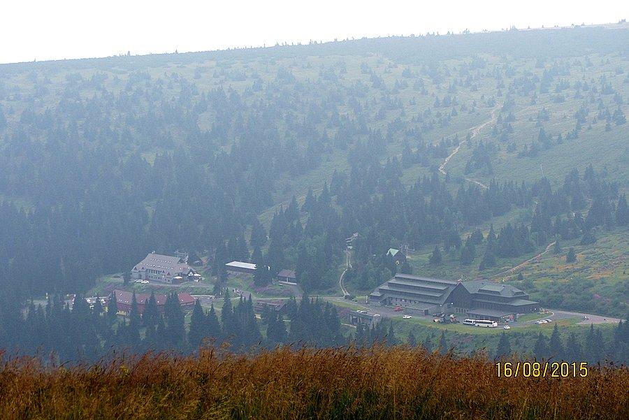Widok z Pradziada na Owczarnie, położoną 200 metrów niżej
