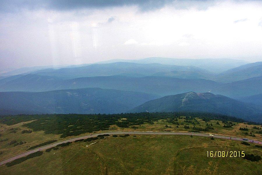 Widok z oszklonego tarasu widokowego na wieży - 1563 m n.p.m