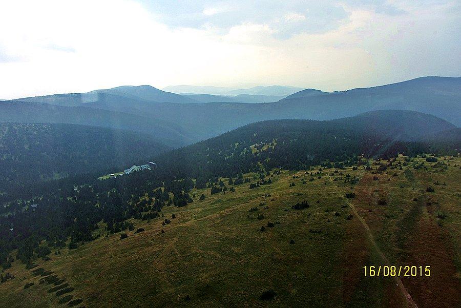 Widok z oszklonego tarasu widokowego na wieży - 1563 m n.p.m. ujęcie 2