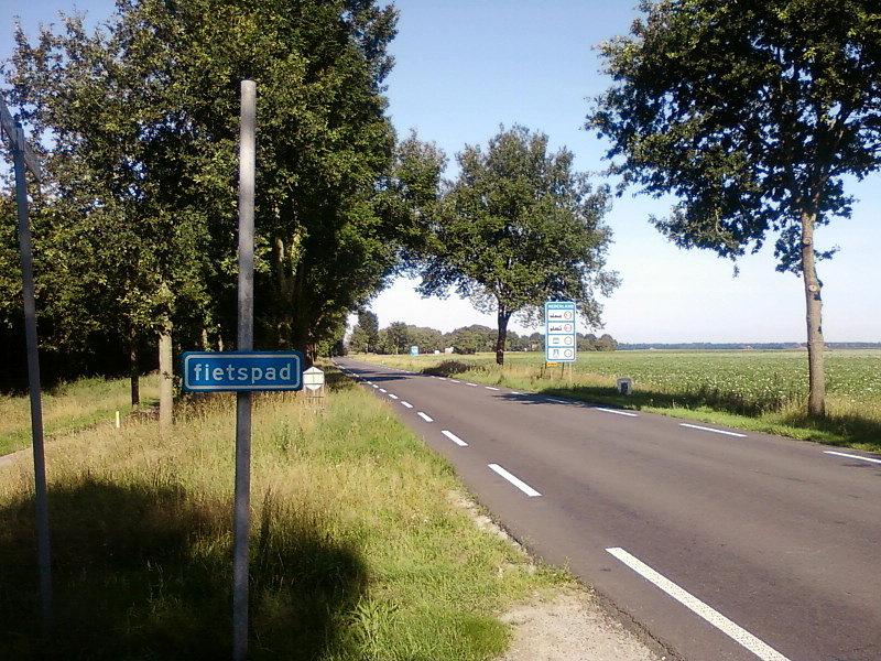 Ścieżka rowerowa obok szosy