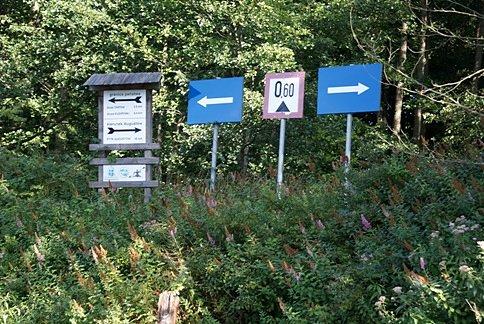 W lewo - kierunek granica kraju, w prawo - kierunek Augustów