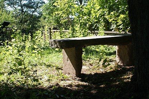 Kamienny stół na terenie kirkutu