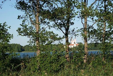 Z drugiej strony kładki Klasztor w Wigrach