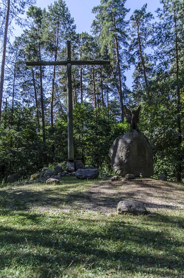 Krzyż, pomnik tuż obok