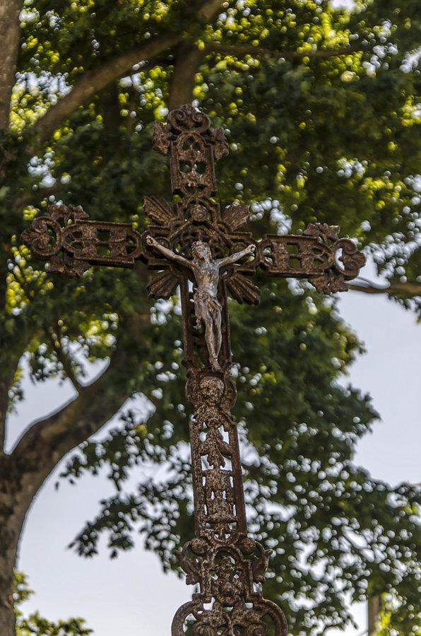Krzyż z czaszką przy kościele w Jeleniewie