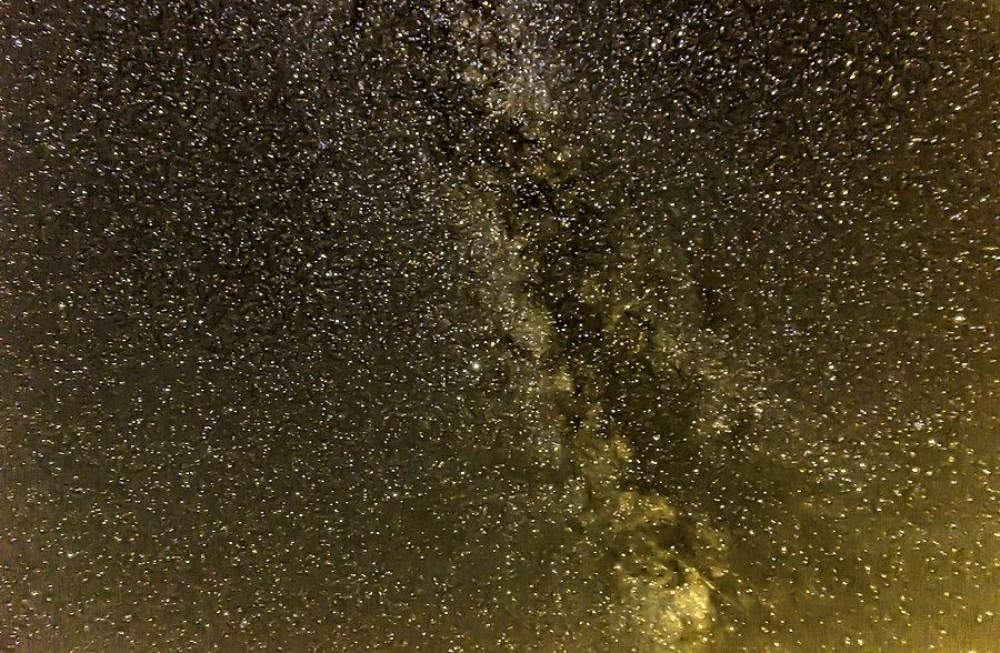 Nocne niebo nad starym folwarkiem
