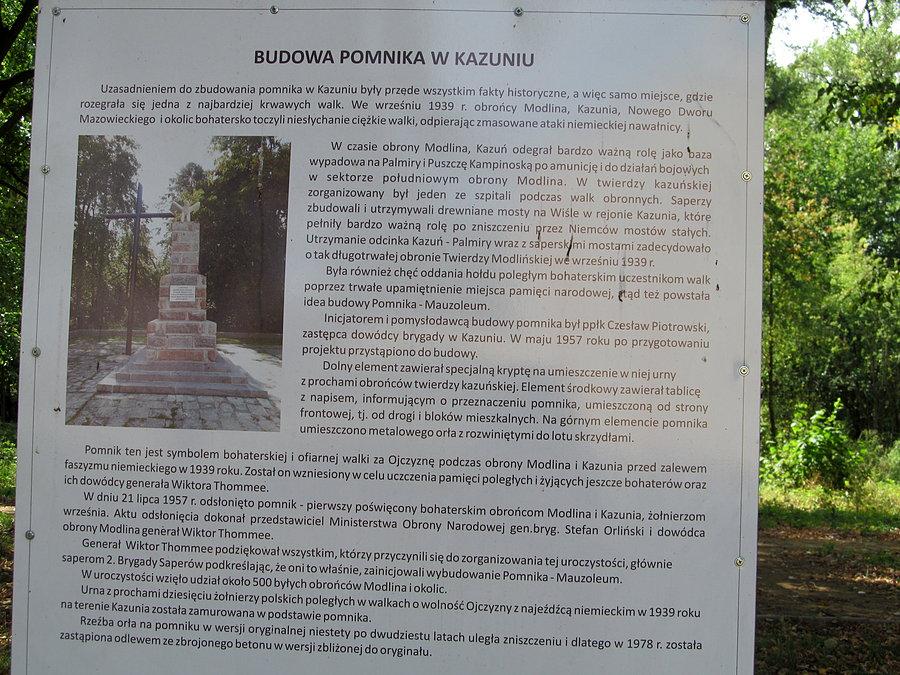 Tablica informacyjna przy pomniku