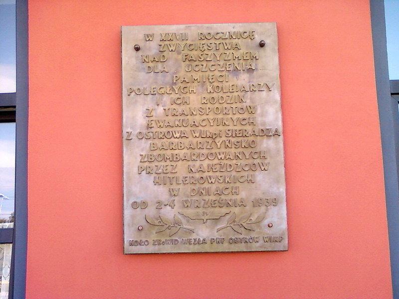 Tablica pamiątkowa na dworcu