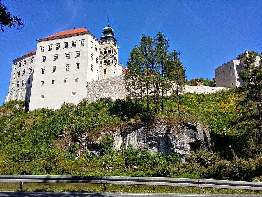 Odnowiony zamek w Pieskowej Skale I
