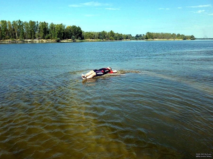 Skoro przejść Wisły się nie dało, bo te 41 cm to jakaś ściema- zabrakło nam 20m - to sobie poleżałam. Na środku Wisły, a co!