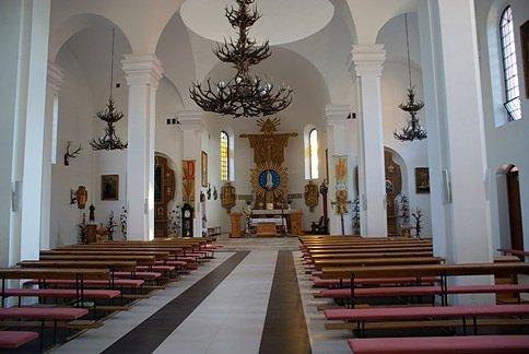 Wnętrze kościoła jest skromne