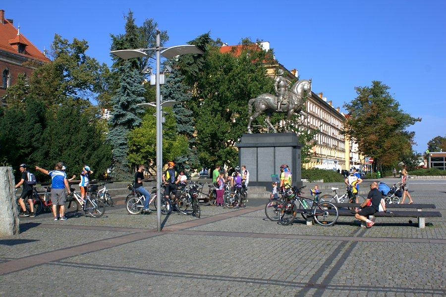 Na Placu Lotników zbierają się uczestnicy wycieczki