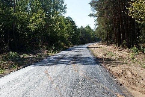 Tu nie miało być asfaltu, a szlakówka przez las