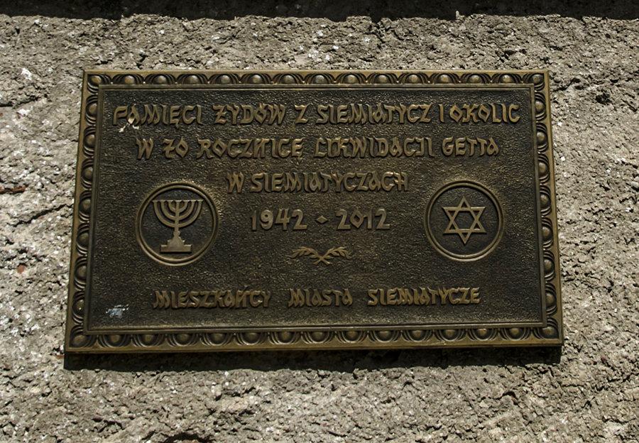 Tabliczka na bramie cmentarza