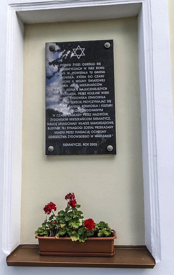 Tablica informacyjna na budynku Synagogi