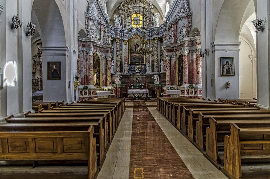 Wewnątrz kościoła