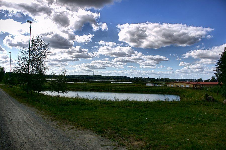 Wjazd na teren Stawów Dzwonowskich, z prawej strony widac wylęgarnię