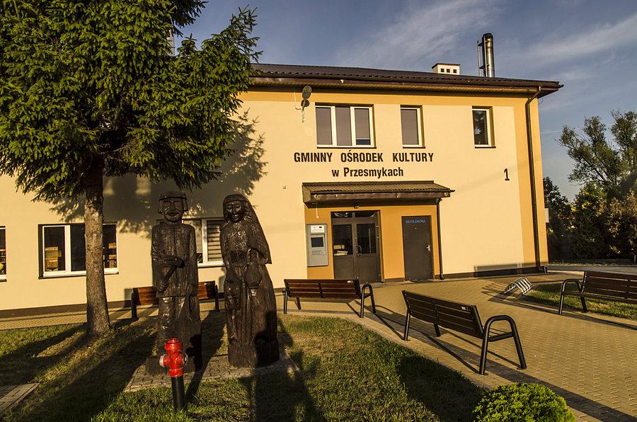 Przed Gminnym Ośrodkiem Kultury w Przesmykach