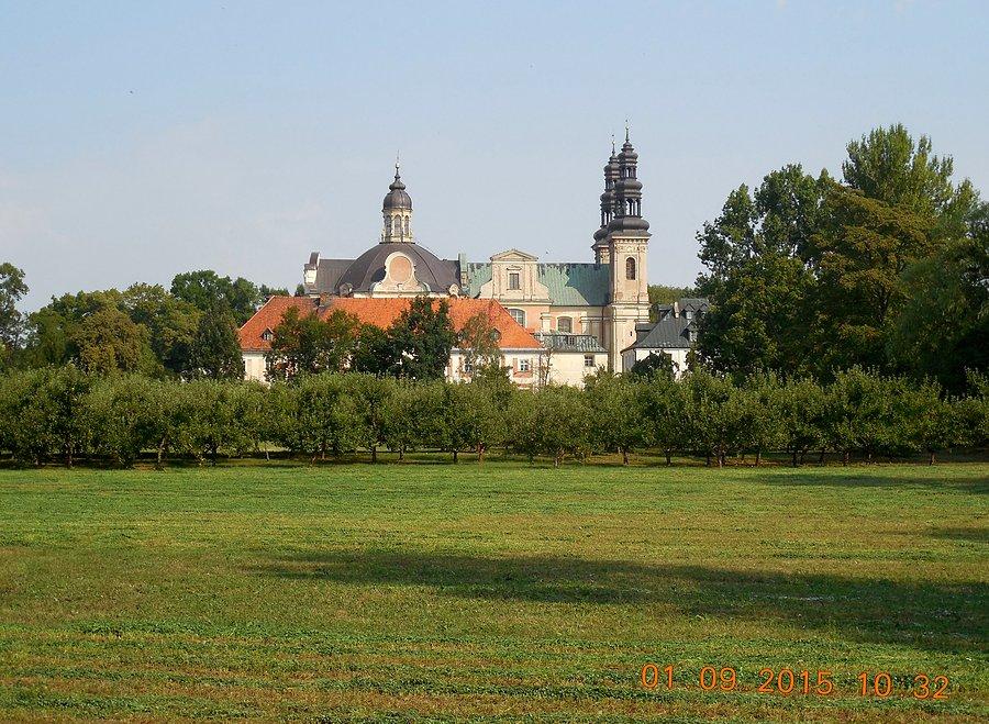 Kościół w Lądzie a po prawej stronie wyłania się budynek Seminarium Duchownego Towarzystwa Salezjańskiego