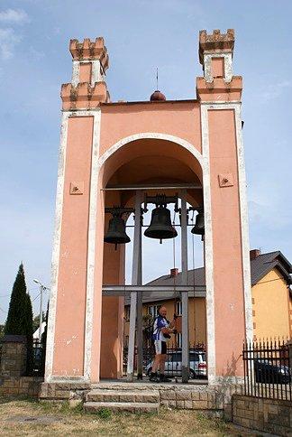 Dzwonnica przy kościele w Brzózie