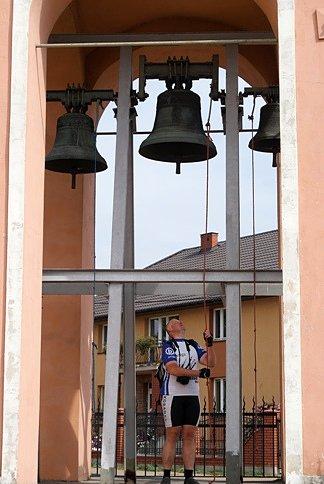Darek próbuje ogłosić światu, że dotarliśmy do Brzózy ;)