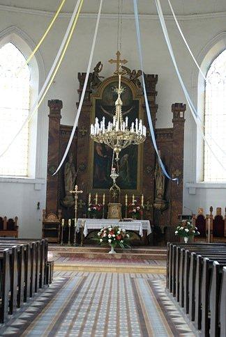 Ołtarz główny zza krat