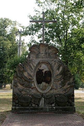 Pomnik na Rynku w Brzózie