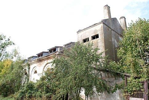 Brzóza - spichlerz folwarczny, a może raczej co po nim zostało