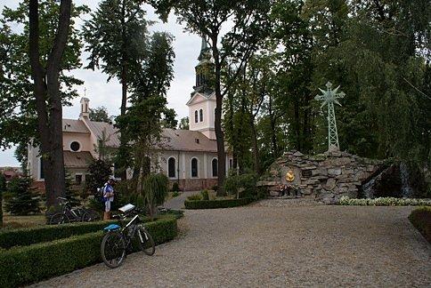 Na terenie kościoła św. Krzyża w Kozienicach