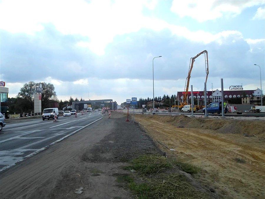 Prace na "krakowskiej" okolice Sękocina Starego w tle Hotel Groman
