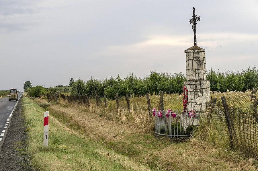 Kapliczka przy drodze do Warki