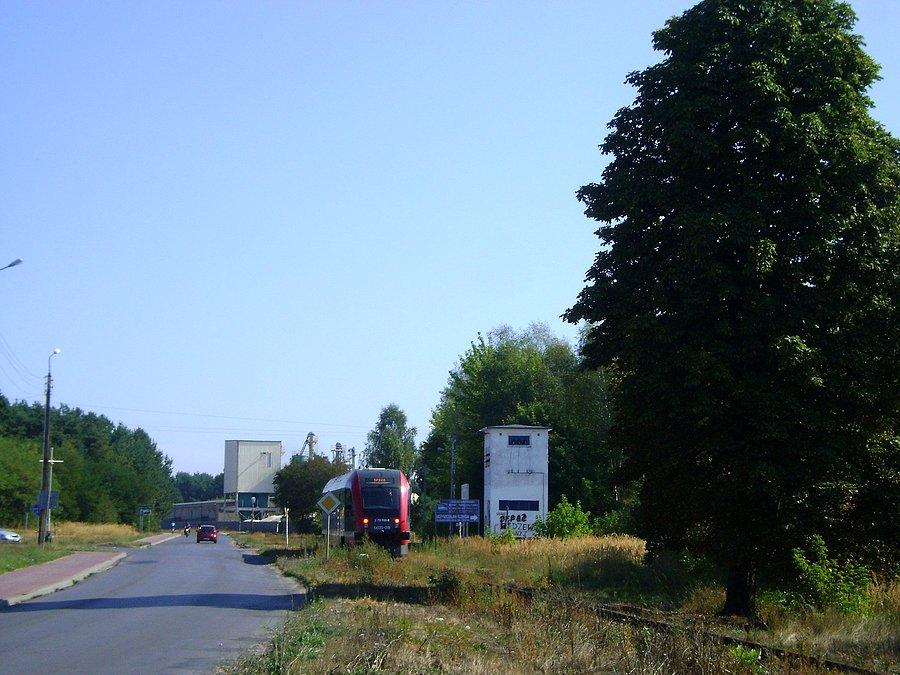 SA135-019 niespiesznym tempem zmierza do Spały mijając przejazd drogowy na ulicy Rawskiej