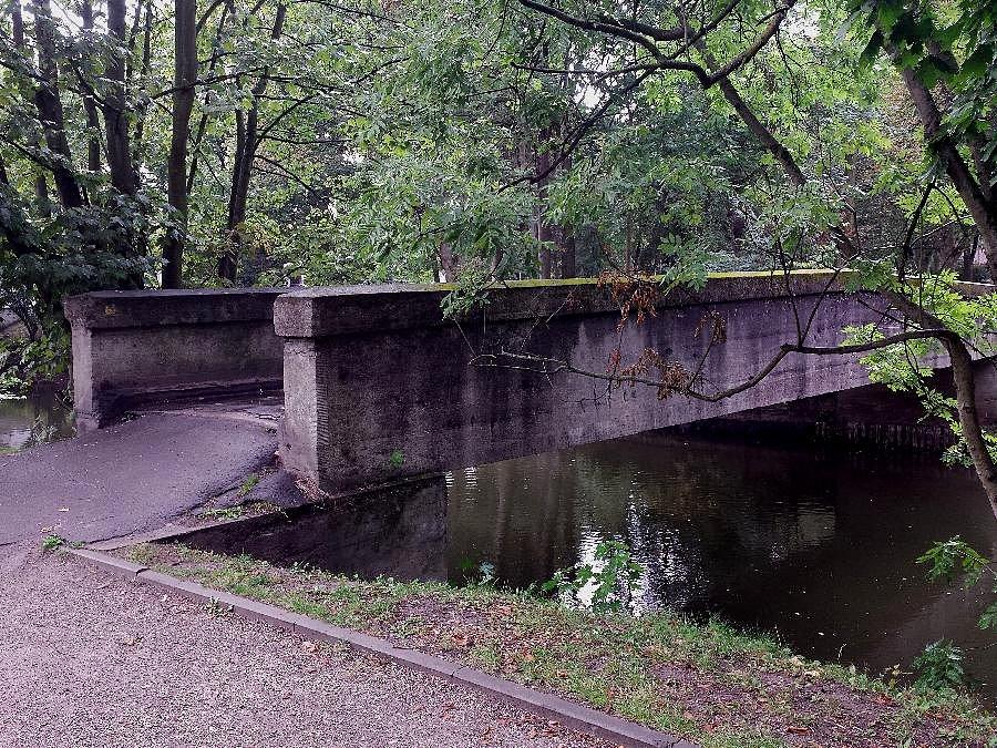 Most nad Iną łaczący Park Piastowskim z Jagirllońskim