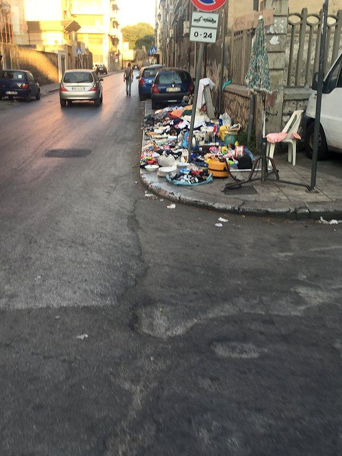 Handel chodnikowy koszmar biedy