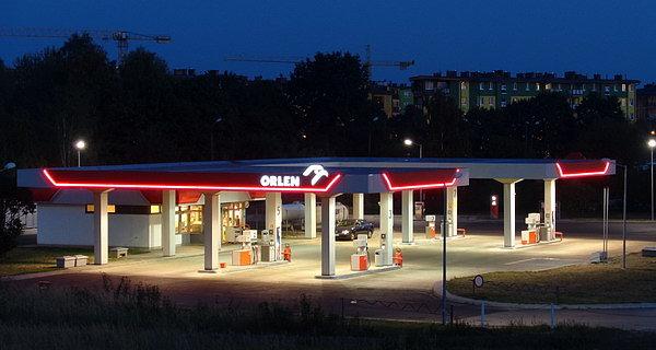 Stacja benzynowa Orlen. Widok z wiaduktu nad E30 na ulicy Janowskiej
