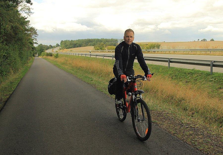 Droga wzdłuż autostrady A11