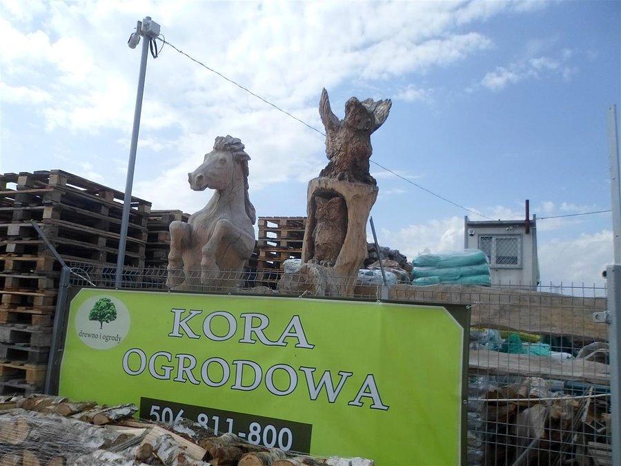 Drewno kominkowe, kora, ławki drewniane i rzeźby