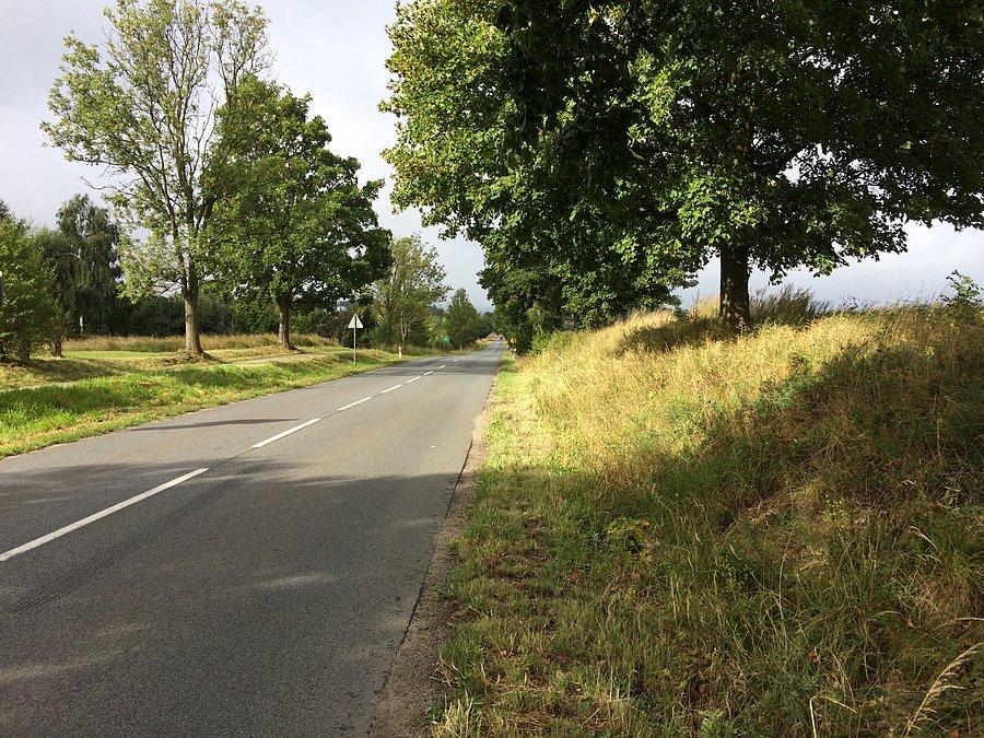 Niedzielna równa i pusta szosa