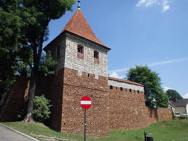 Olkusz - zrekostruowany odcinek murów miejskich wraz z basztą