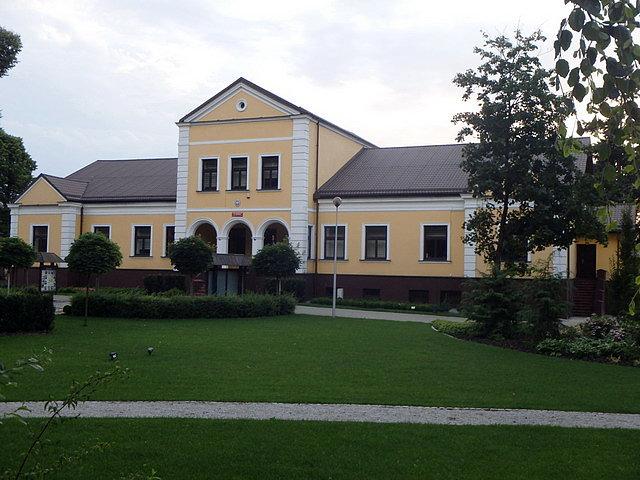 Dworek dawnego Zarządu Dóbr Złotopotockich, obecnie siedziba Nadleśnictwa Złoty Potok