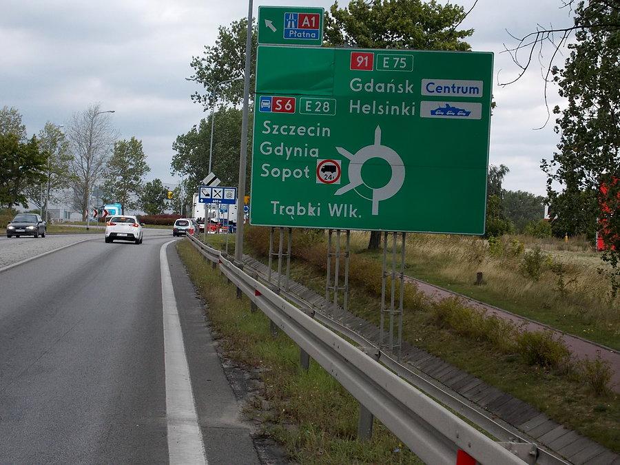 Trąbki Wielkie i Helsinki. Dla drogowskazu nie ma rzeczy niemożliwych :-))