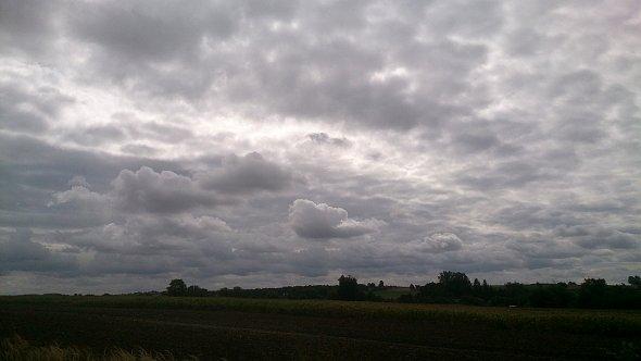 Ciężkie chmury nad polami