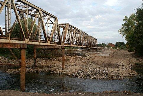Żelazny most nad Pilicą w rozbiórce