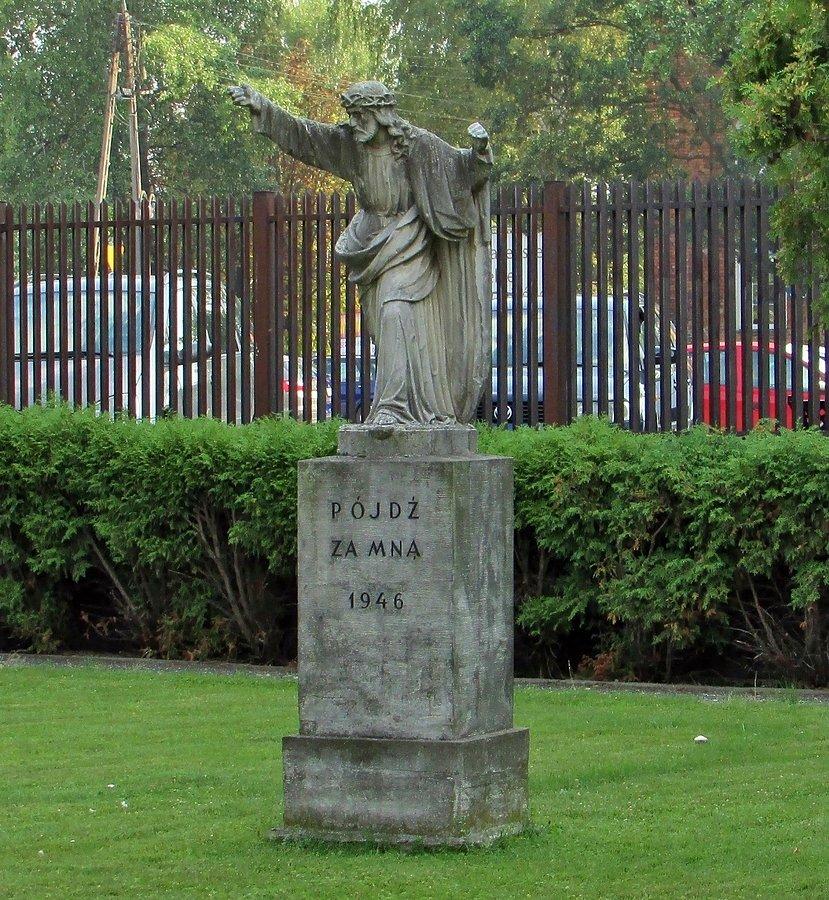 Przed kościołem w Pyrach