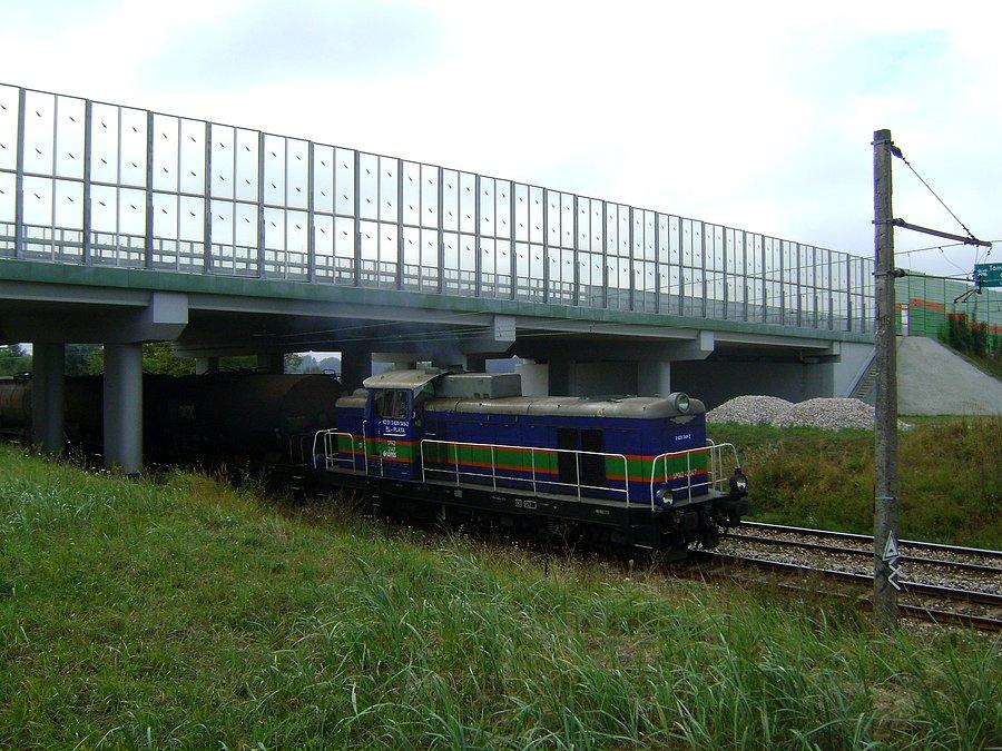 SM42-2147 pod banderą Lotos Kolej wyjeżdża z Tomaszowa Mazowieckiego przejeżdżajac pod wiaduktem trasy S-8